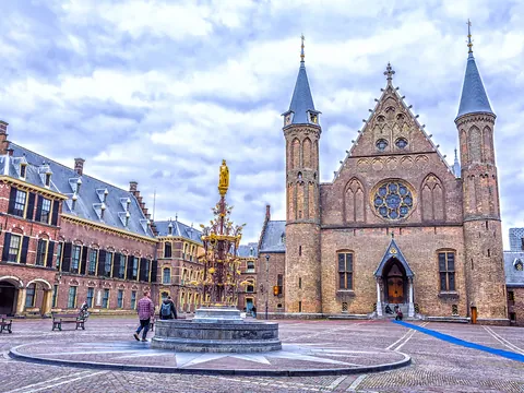 Vista de la plaza Binnenhof en La Haya, Países Bajos, con la histórica Sala de los Caballeros (Ridderzaal) de fondo, sus dos torres góticas y rosetón central.