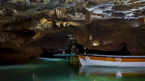 Barca en el río subterráneo Belcaire dentro de las Cuevas de San José.