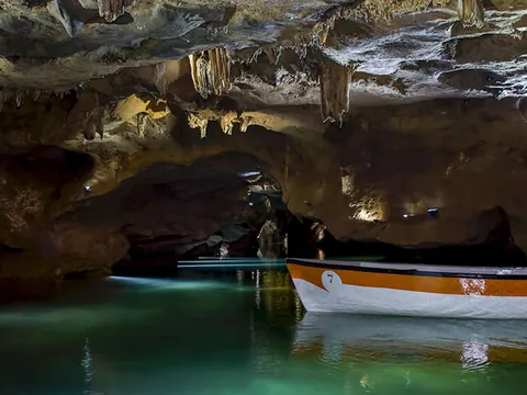 Barca en el río subterráneo Belcaire dentro de las Cuevas de San José.