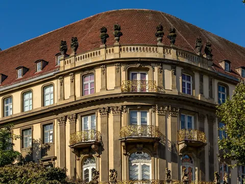 Fachada neobarroca con balcones dorados del Palacio de Ephraim en Berlín.
