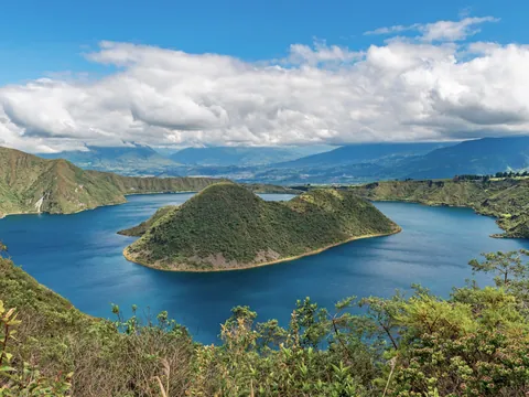 Excursión a Otavalo, mercado artesanal, lago y cascada desde Quito