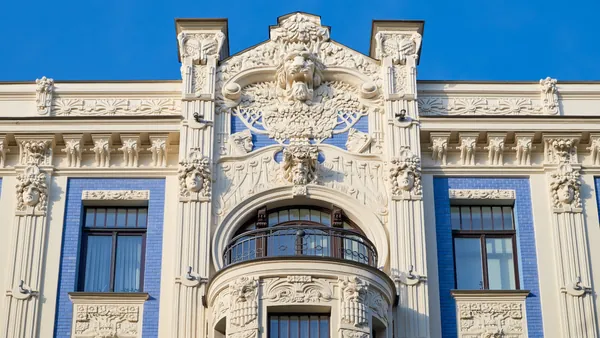 Fachada con estilo art nouveau en la calle Alberta de Riga, considerada Patrimonio de la Humanidad por la Unesco.