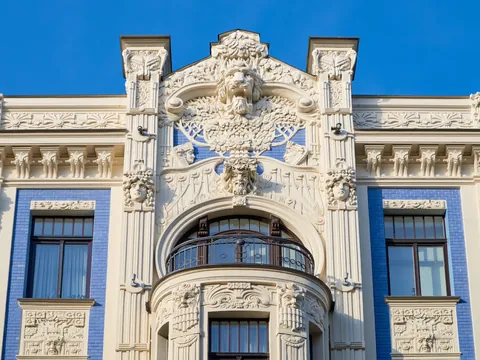 Fachada con estilo art nouveau en la calle Alberta de Riga, considerada Patrimonio de la Humanidad por la Unesco.