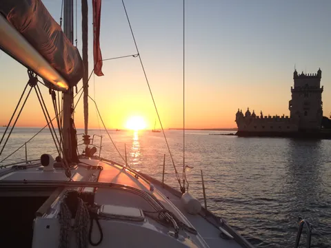 Paseo en velero por Lisboa al atardecer