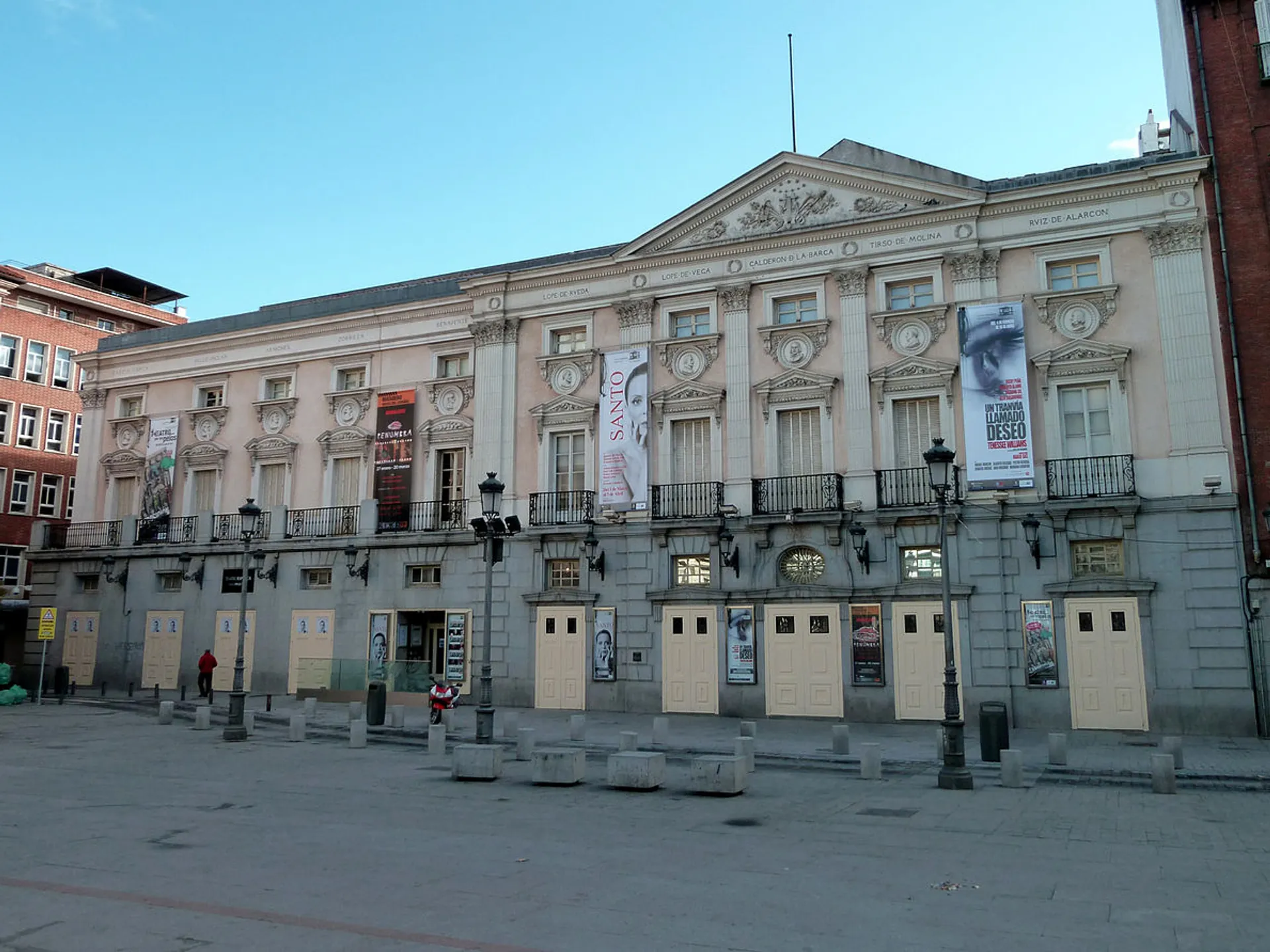 Teatro Calderón en la Plaza Jacinto Benavente de Madrid - Plaza Jacinto Benavente - Qué ver en Madrid - Guía de Viajes Madrid - Buendía