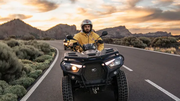 Quad en primer plano de camino hacia el Teide, Tenerife