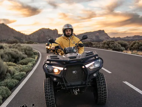 Quad en primer plano de camino hacia el Teide, Tenerife