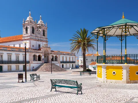 Plaza de Nazaré con el Santuario de Nuestra Señora y quiosco amarillo, Portugal