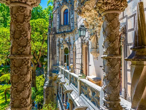 Detalle de la arquitectura decorada y balcones de la Quinta da Regaleira
