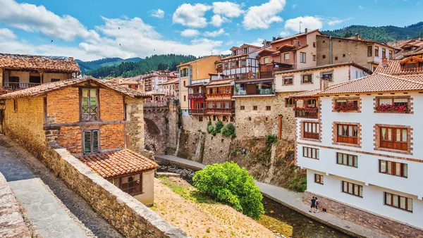 Casas y puentes sobre el río en el pueblo de Potes, Cantabria