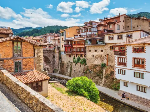 Casas y puentes sobre el río en el pueblo de Potes, Cantabria