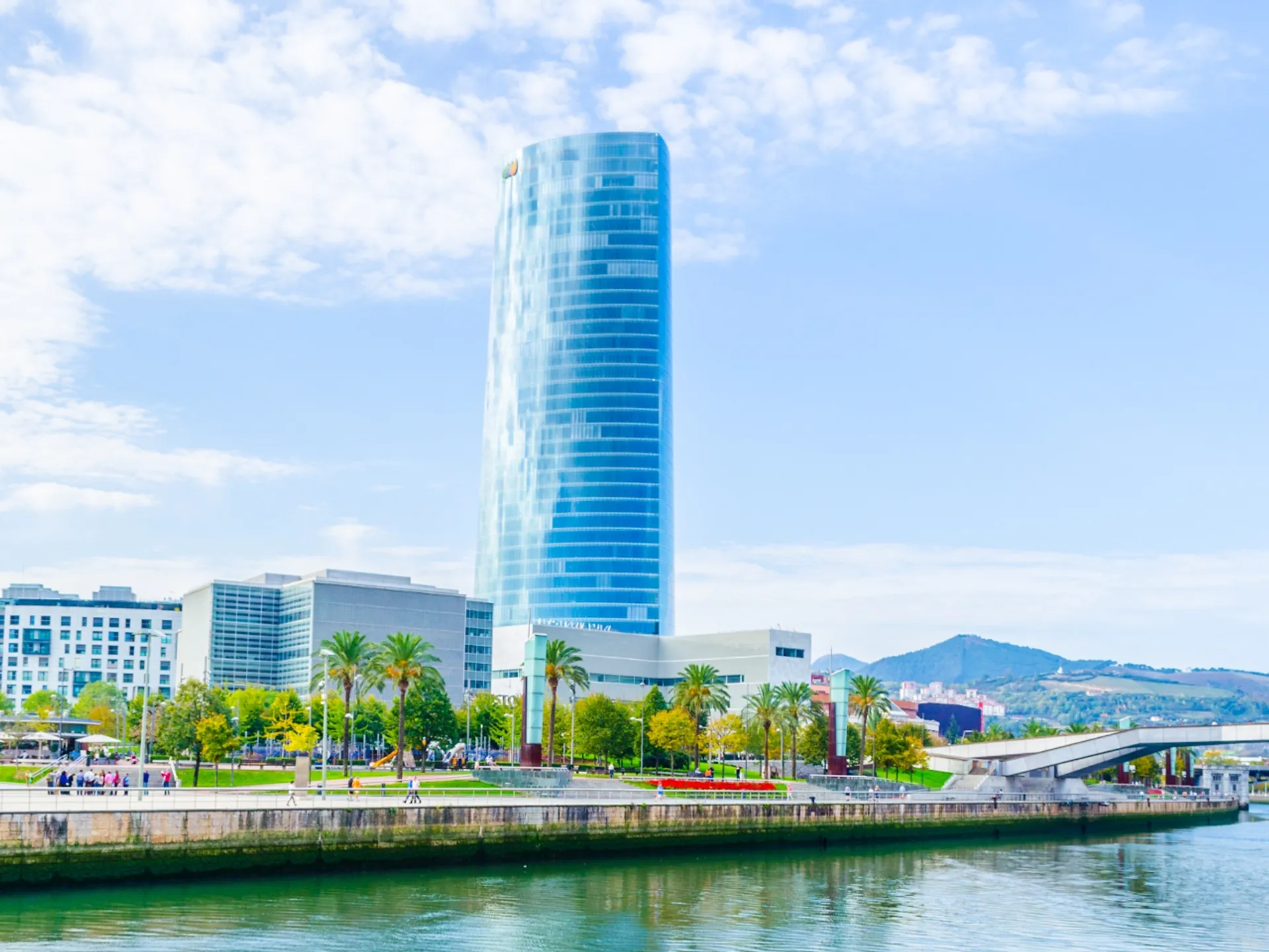 Vista Torre Iberdrola con Ría de Bilbao - Torre Iberdrola - Qué ver en Bilbao - Guía de Viajes Bilbao - Buendía Tours