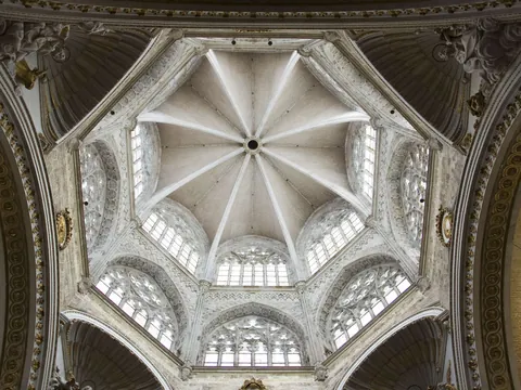 Cúpula interior de la Catedral de Valencia, famosa por custodiar el Santo Cáliz.
