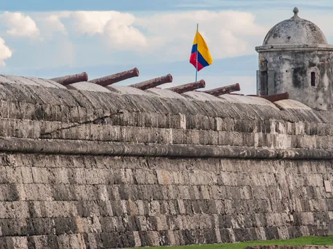 El Castillo de San Felipe de Barajas domina Cartagena desde el siglo XVII, con sus muros inclinados y pasadizos diseñados para resistir ataques por tierra y mar.