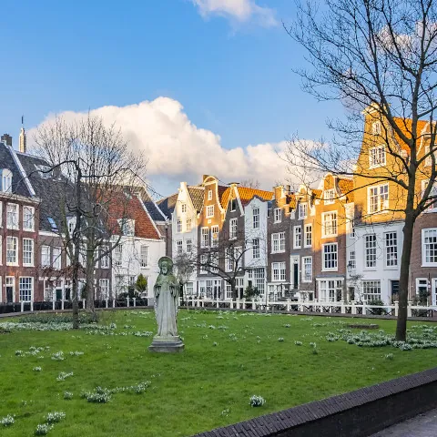 Casas y esculutura en el Beguinario -Ámsterdam que ver-Guía de viaje
