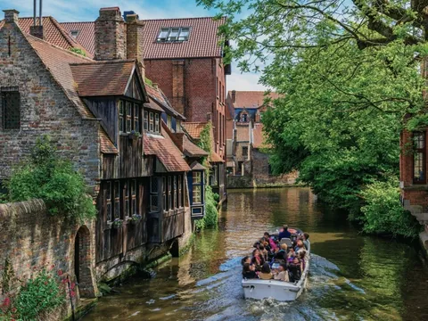 Grupo de personas en paseo en barca por Brujas, Bélgica