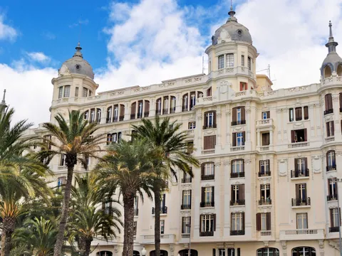 Edificio modernista con palmeras junto al puerto en el centro de Alicante