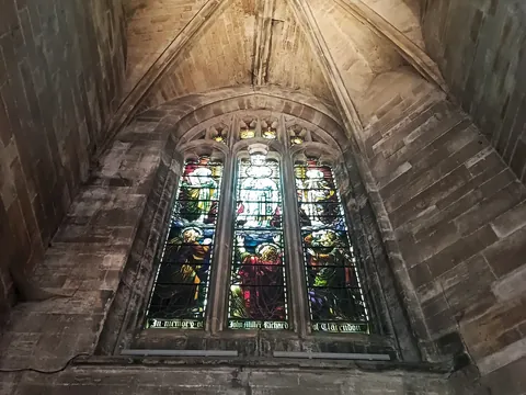 vitral gótico bóveda piedra interior iglesia st michaels