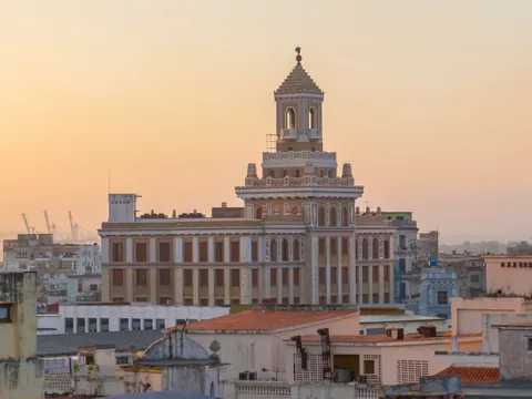 Vista al atardecer del icónico edificio Bacardí en La Habana, Cuba