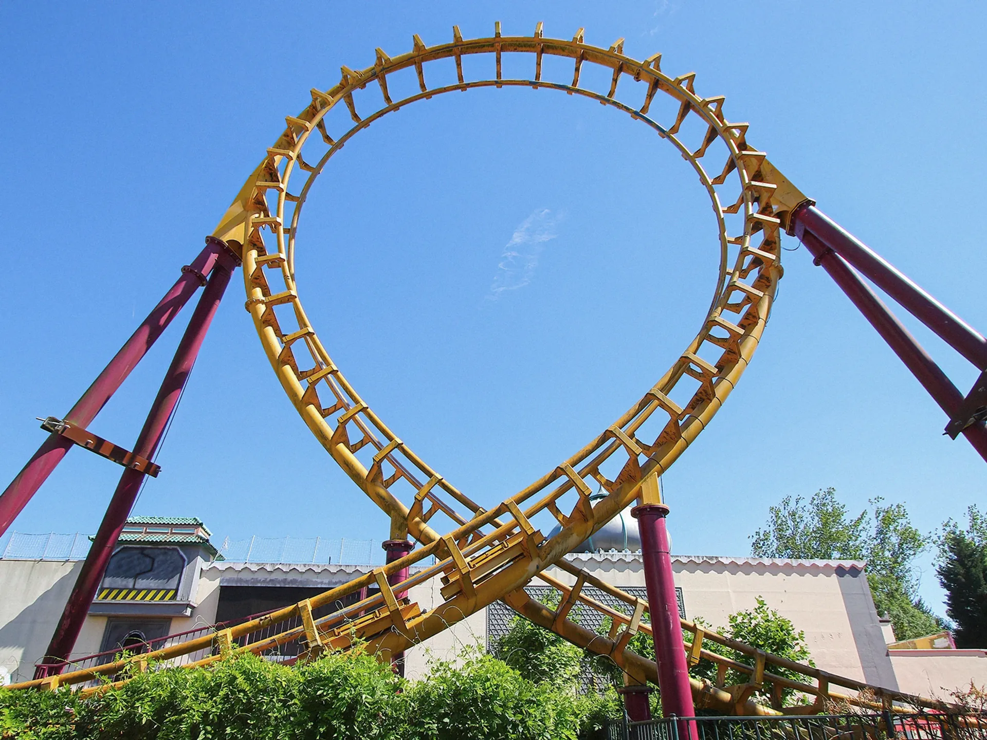 Bucle amarillo de montaña rusa sobre cielo azul en Walibi Belgium, Bruselas.