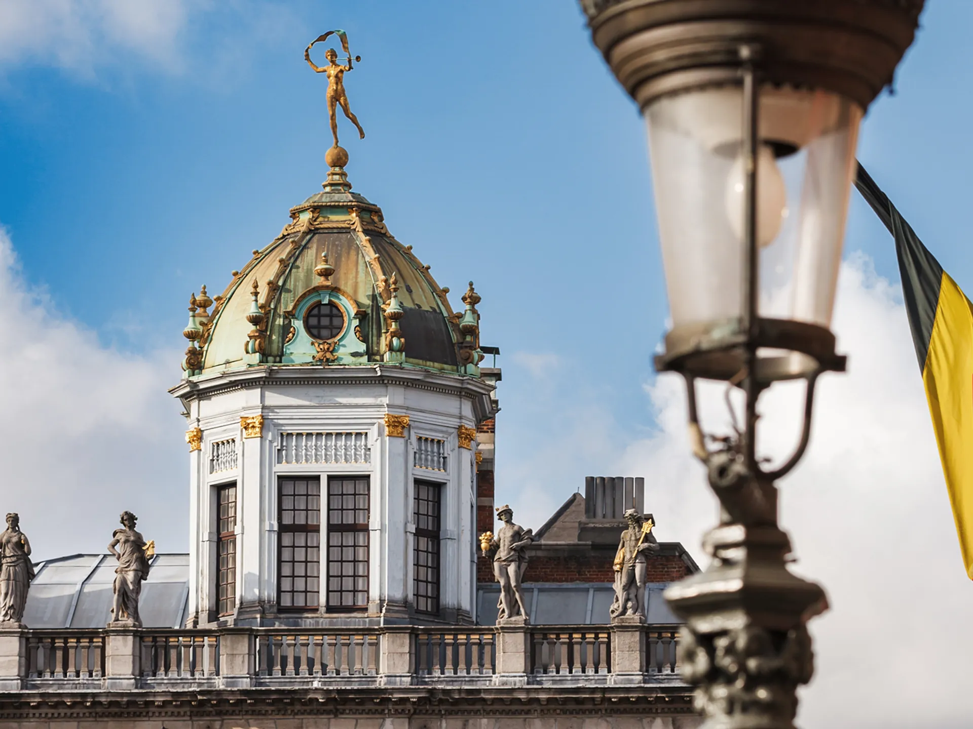 Fachada barroca del edificio Le Roy d'Espagne en la Grand Place de Bruselas.