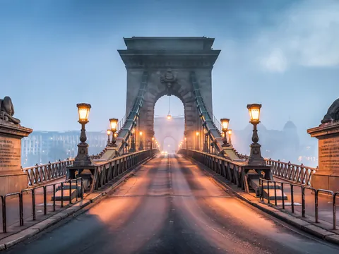 Puente de Budapest al anochecer