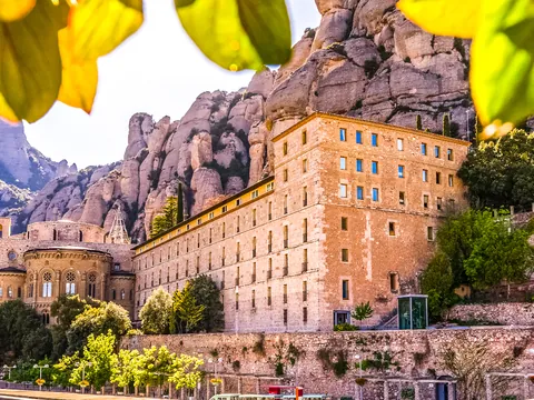 Excursión a Montserrat con tren cremallera desde Barcelona