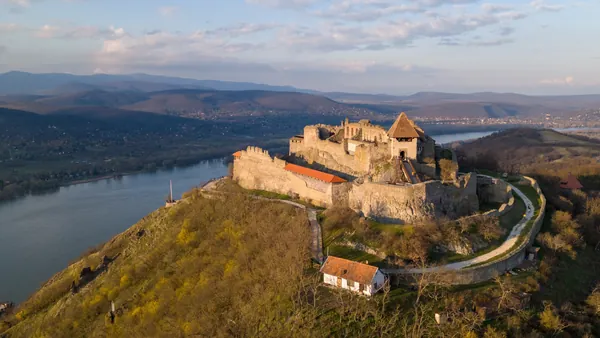 El castillo de Visegrad enclavado en lo alto de la colina, con vistas al Danubio en esta excursión por el recodo desde Budapest.
