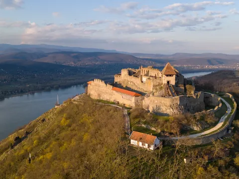 El castillo de Visegrad enclavado en lo alto de la colina, con vistas al Danubio en esta excursión por el recodo desde Budapest.