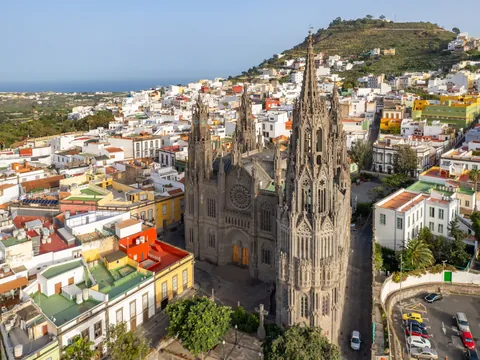Arucas, con la basílica neogótico que data del siglo XV.