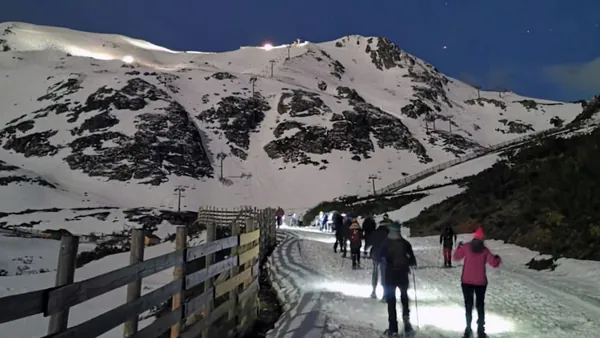 Ruta nocturna en raquetas de nieve iluminada por la luna en Fuentes de Invierno