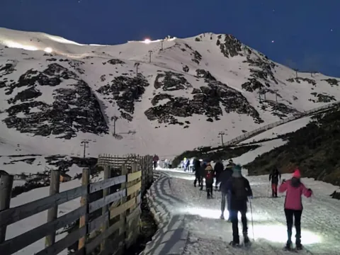 Ruta nocturna en raquetas de nieve iluminada por la luna en Fuentes de Invierno