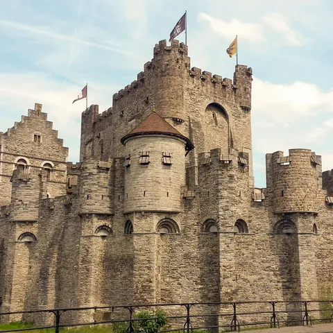 Castillo de los Condes de Flandes con murallas y torreones