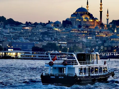 Barco en el Cuerno de Oro con vistas panorámicas de Estambul y Mezquita Azul al atardecer, Turquía