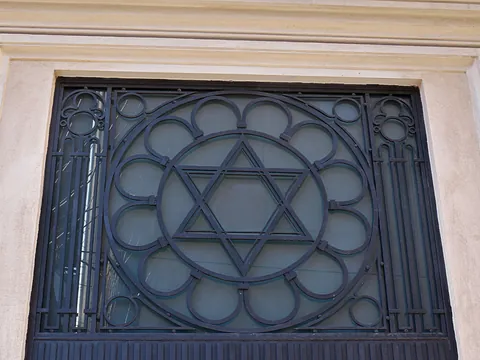 Estrella de David, detalle judío en la cristalera de un edificio de los muchos que veremos en el tour por el barrio judío.
