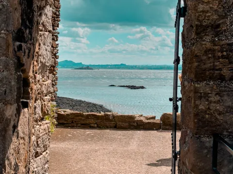 vista del mar firth of forth en la isla de inchcolm escocia