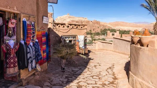 Tiendas de artesanía en Ait Ben Haddou, Marruecos