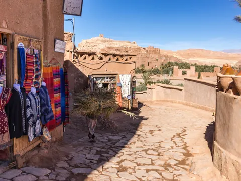 Tiendas de artesanía en Ait Ben Haddou, Marruecos