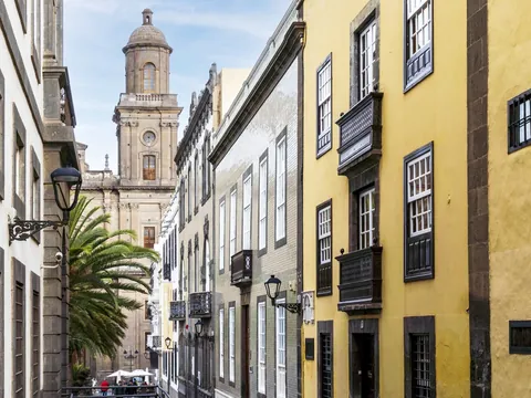Calle empedrada de Vegueta con vista a la torre de la Catedral, Las Palmas.