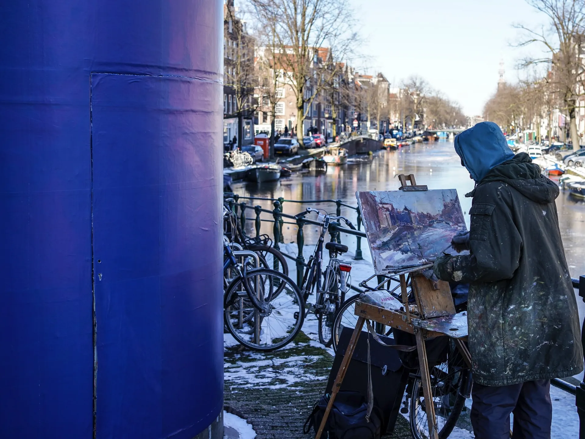 Pintor retratando los canales de Ámsterdam helados- - Navidades en Ámsterdam- guía de viaje - Buendía tours