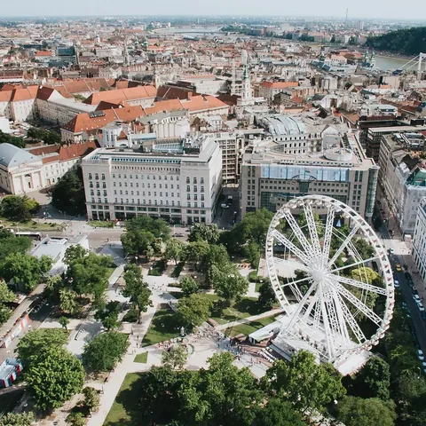 Plaza Erzsébet  Budapest - Qué ver en Budapest - Guía de Viaje Budapest - Buendía Tours