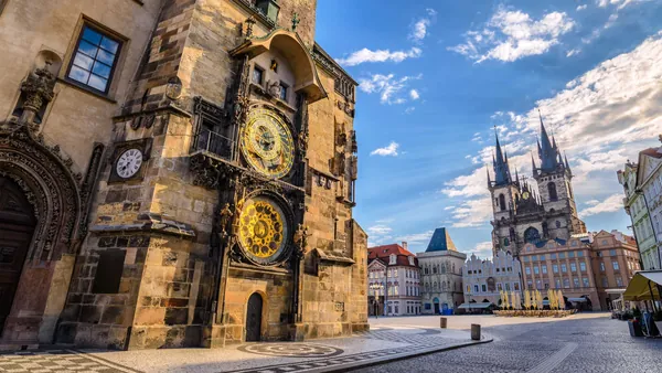 El Reloj Astronómico y la Iglesia de Týn en la Plaza de la Ciudad Vieja, Praga.