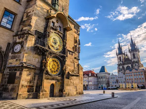 El Reloj Astronómico y la Iglesia de Týn en la Plaza de la Ciudad Vieja, Praga.