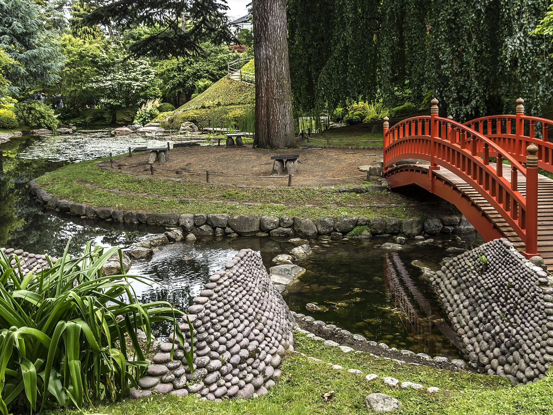 Puente rojo en el Bosque de Boulgone de París