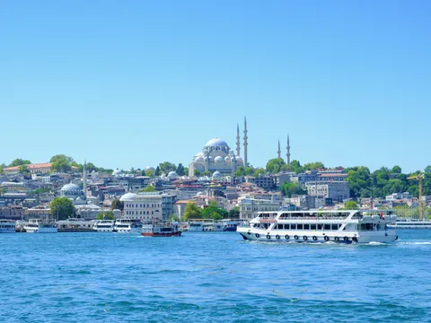 Crucero navegando por el Bósforo con vistas de Estambul, Turquía