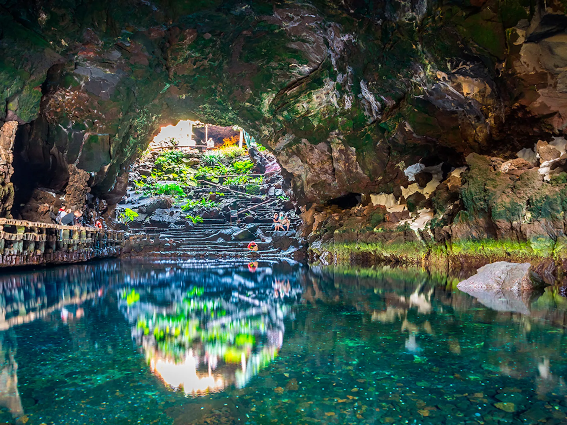 Jameos del Agua - Top 8 Cuevas en España - Blog - Buendía