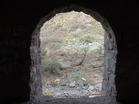 Realizaremos una parada en el misterioso túnel de Tinoco.