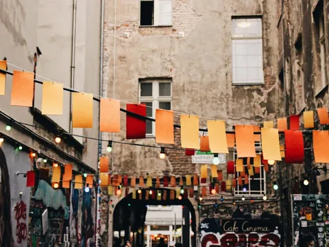 Callejón decorado con banderines y luces en el barrio alternativo de Berlín