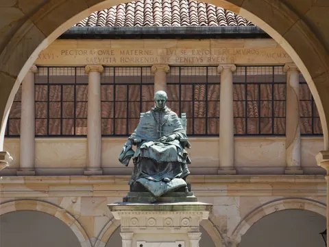 Estatua del arzobispo Valdés Salas en el claustro histórico de la Universidad de Oviedo, símbolo académico de la ciudad.