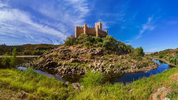 Castillo de Almourol sobre el río Tajo, en Vila Nova da Barquinha, Portugal.